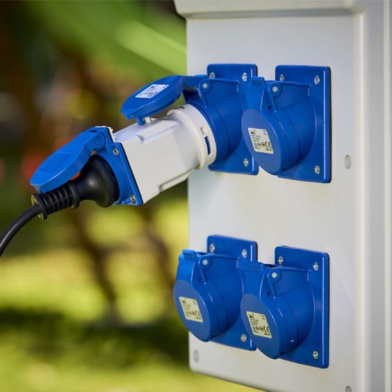Coffret de camping avec 4 prises CEE 10A + protections électriques incluses